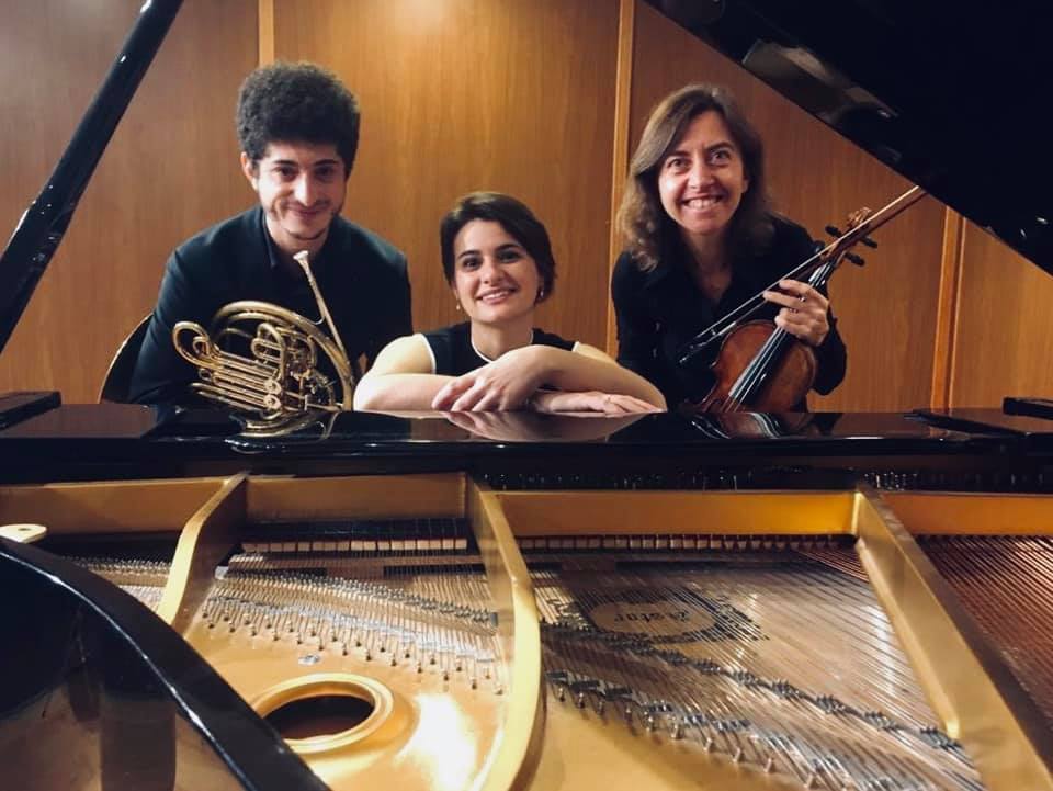 Foto del trio KAD de músicos compuesto por trompa, violín y piano